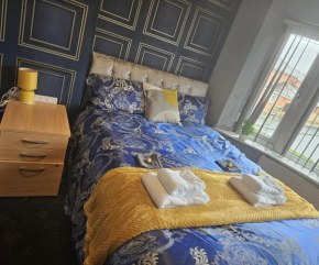 Aldwych house, For Holidays, Contractors & Relocation, Free Parking & Wi-Fi
